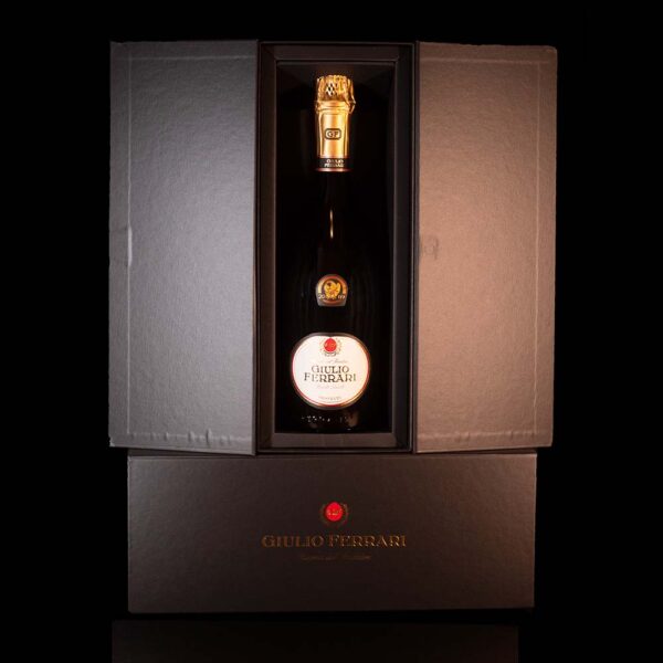 "Giulio Ferrari Riserva del Fondatore" Trento D.O.C. 2010 sboccatura 2022 extra brut Fratelli Lunelli Cantine Ferrari con cofanetto 0,75 lt